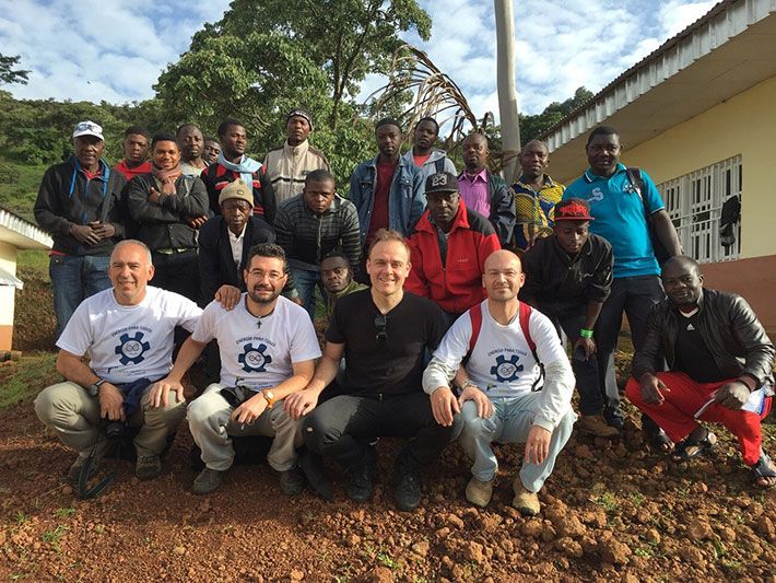 Alumnos y Profesores, entre ellos Marco Antonio, del II Curso de Renovables en SHUMAS Biofarm, Kumbo, Camerún