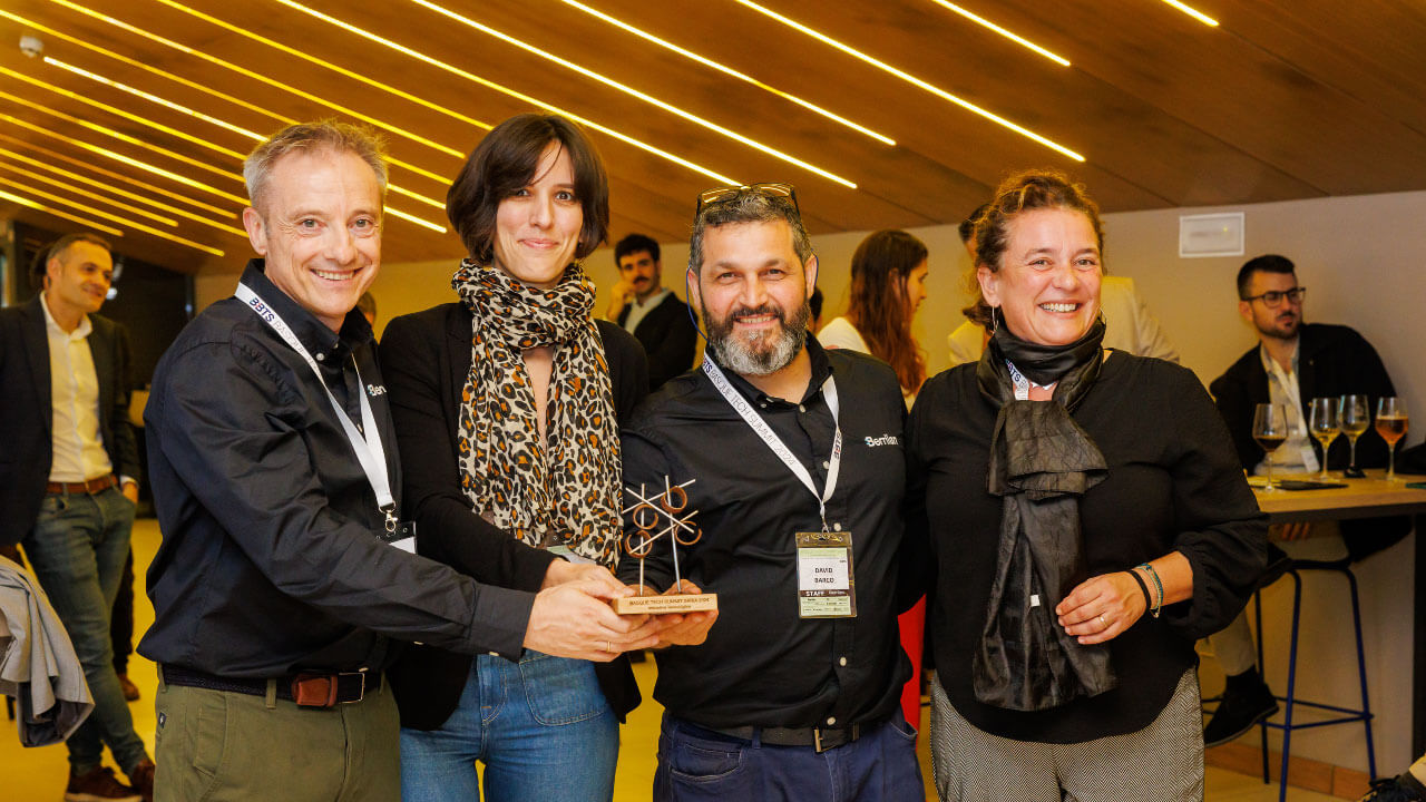 Olga Meliz y María Durán, en representación del Área Metropolitana de Barcelona, ganadoras del premio a la mejor Iniciativa Tecnológica del Basque Tech Summit 2024